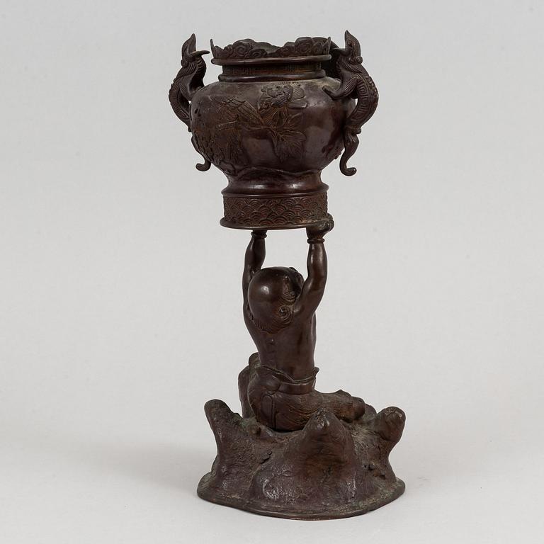 A Japanese bronze censer, Meiji period (1868-1912).