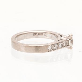 An 18K white gold ring set with round brilliant-cut diamonds.