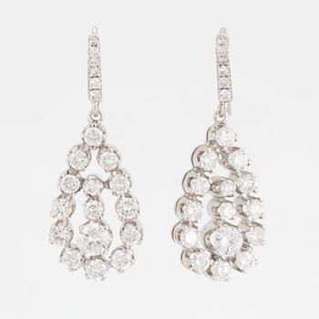 EARRINGS, 18 carat white gold with diamonds approx. 2.50 cts, pear-shaped.