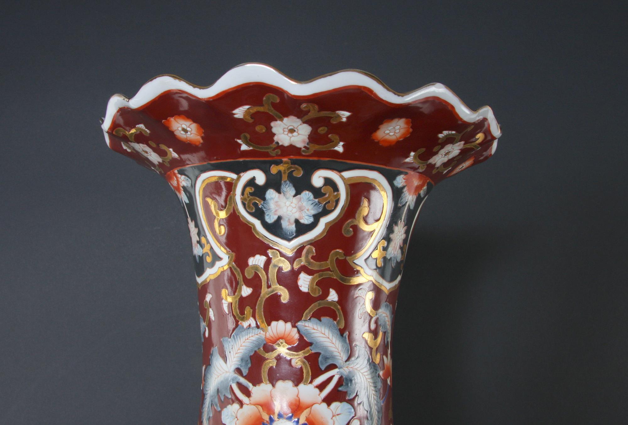 GOLVURNA, porslin, orientalisk.
Proveniens: Git Gay.