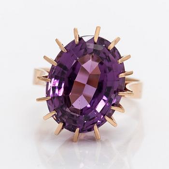 Ring, faceted amethyst, 14K gold, Helsinki.