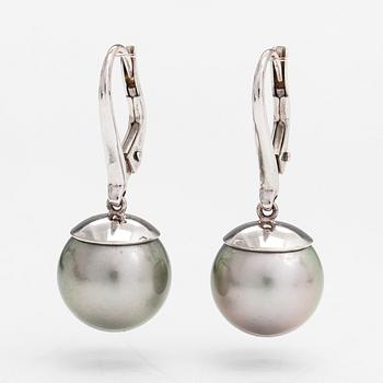 A pair of 18K whitegold earrings with cultured Tahiti pearls.
