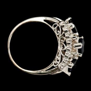 RING, 18 k vitguld, safirer och briljantslipade diamanter.