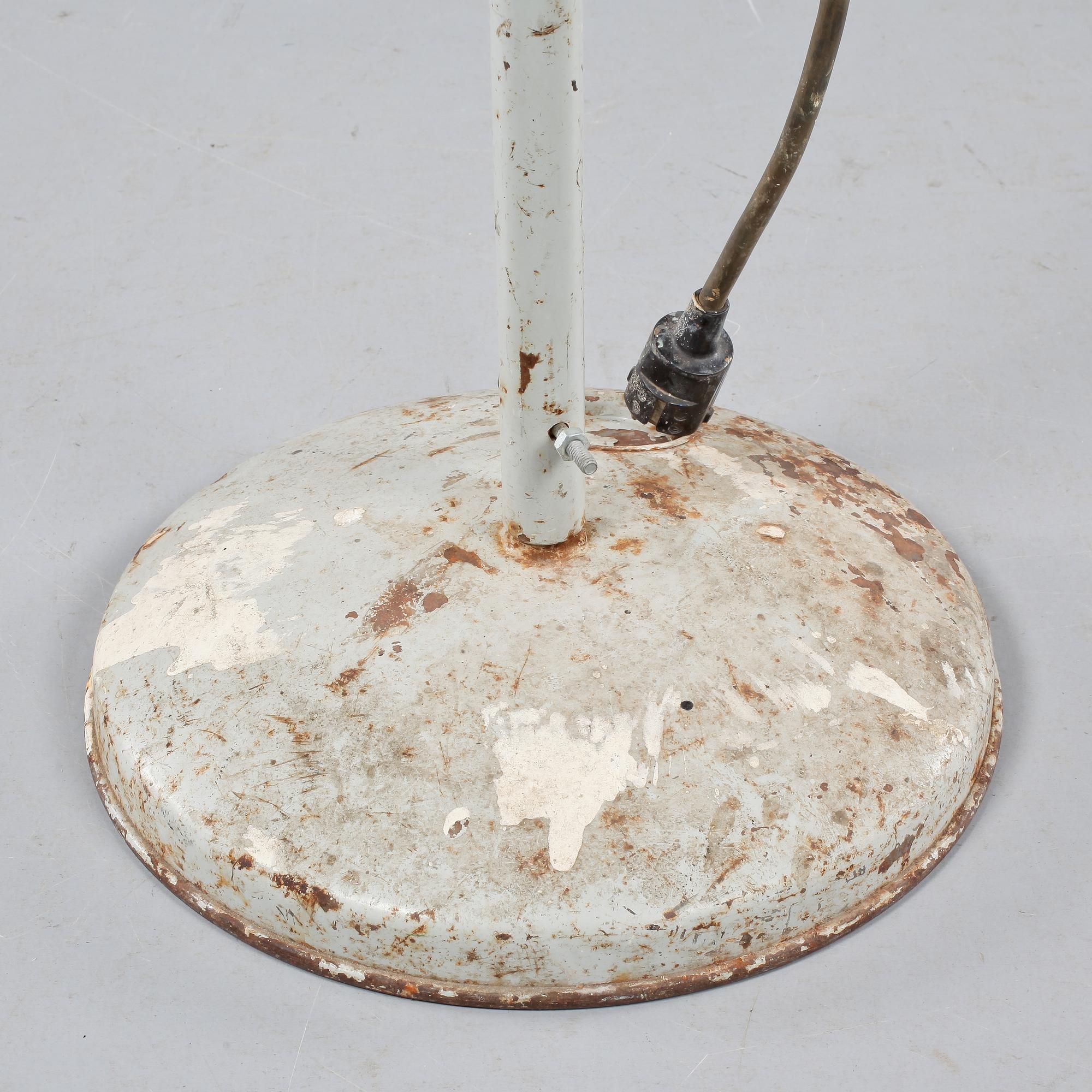 INDUSTRIGOLVLAMPA, omkring 1900-talets mitt.