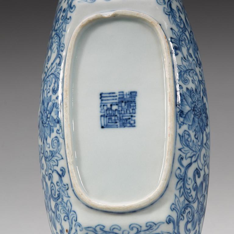 A blue and white stand for a cup, late Qing dynasty with sealmark.