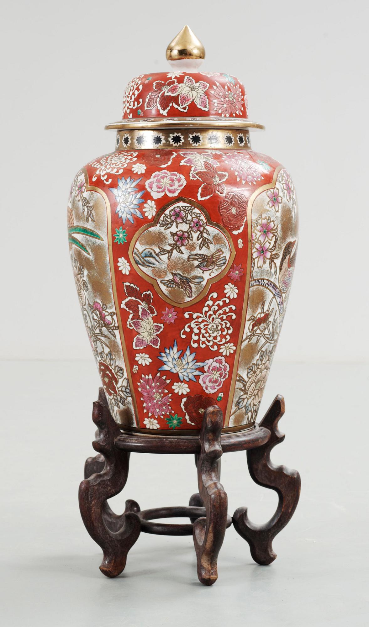 GOLVURNA, porslin. Japan 1900/2000-tal.