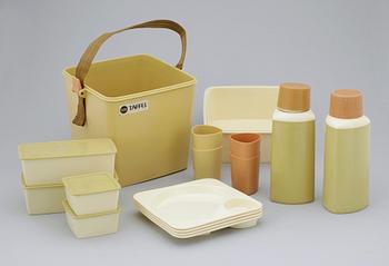 PICKNICKSET samt KYLVÄSKA, plast, "Taffel", design Sigvard Bernadotte 1959. Husqvarna.