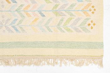 A Kelim carpet, c. 258 x 192 cm.