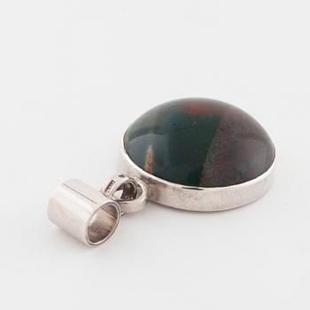 CECILIA JOHANSSON, Göteborg, 1983, hänge med cabochonslipad blodsten.