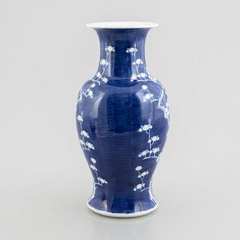 Four porcelain pieces, China, 19th and 20th century.