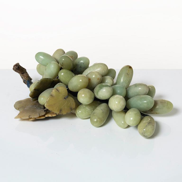 Bordsdekorationer i form av druvklasar, 2 st, 1900-talets mitt.