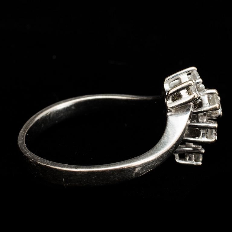 RING, 18 k vitguld med briljantslipade diamanter ca 0,35 ct. Vikt ca 4 g.
