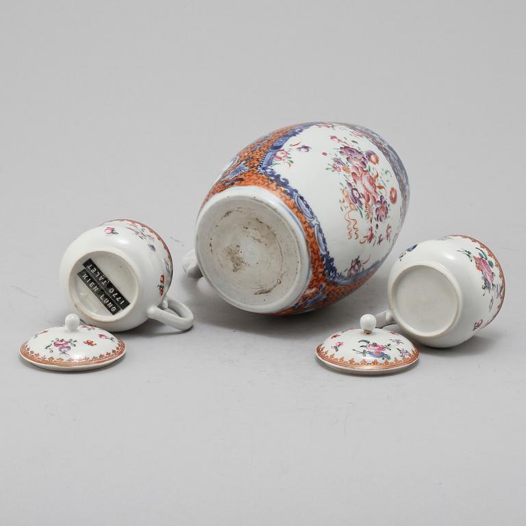 CREMEKOPPAR, ett par samt MUGG, porslin, Kina, 1700-tal.