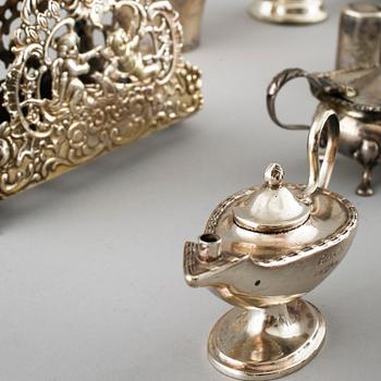 15 pieces of silver from the 19th and 20th century. Weight 684 gram.
