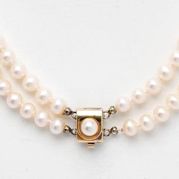 Necklace, freshwater pearls with a clasp in 18K gold.