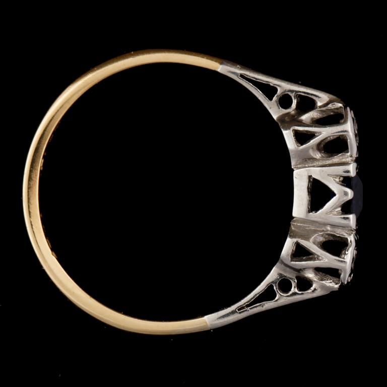 RING 18k guld och platina med safir ca3,5x3,5mm och 2 åttkantsslipade diamanter tot ca0,60ct. Vikt 2,3g.