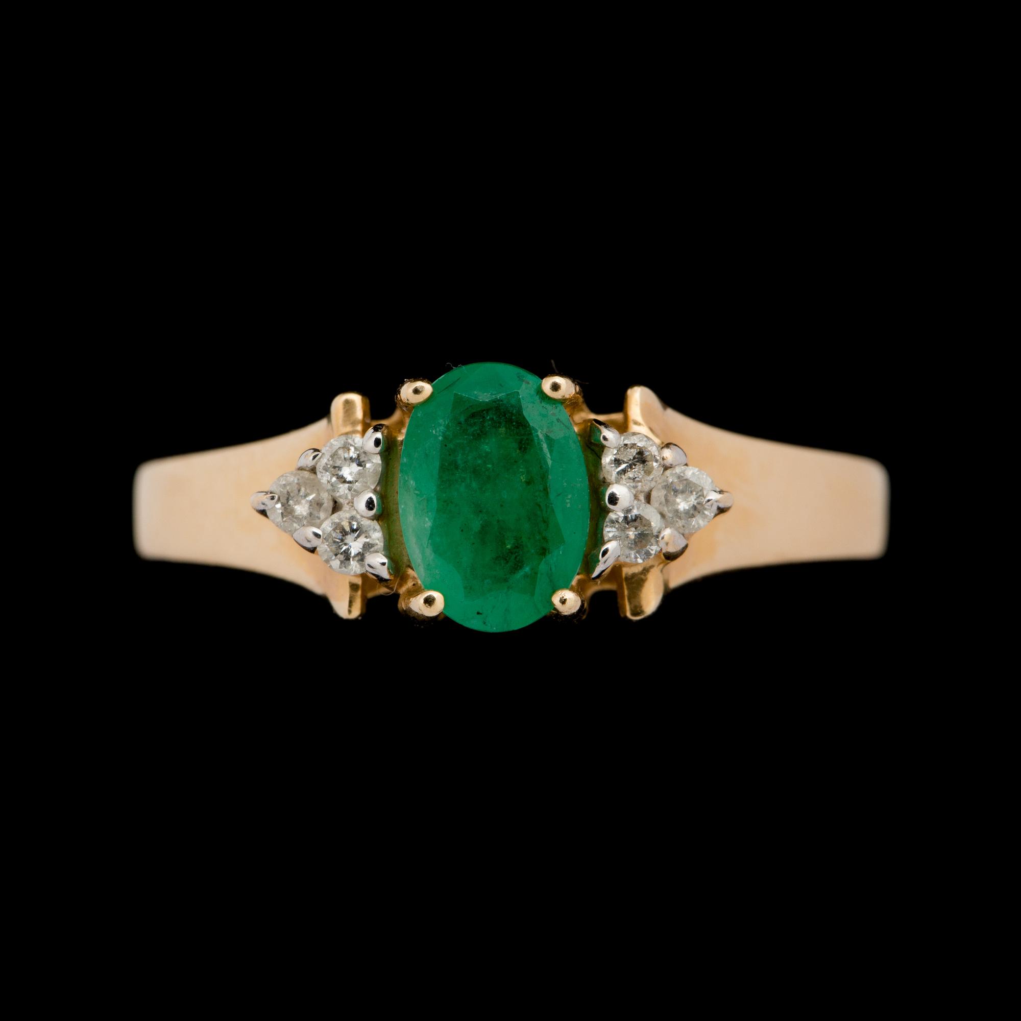 RING, 14K guld med små briljantslipade diamanter samt smaragd. Vikt ca 3 gram.