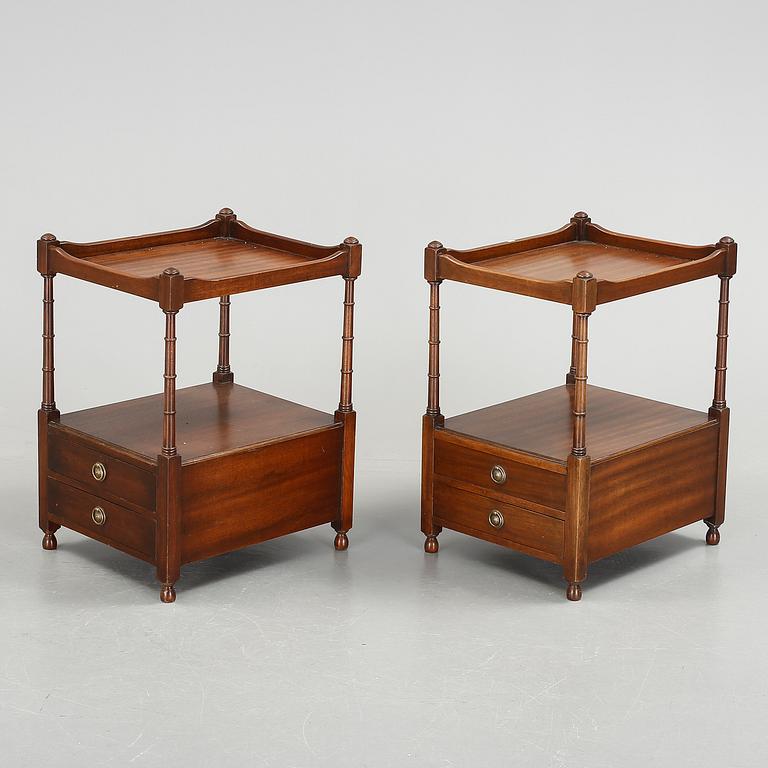 SÄNGBORD / SIDOBORD, ett par. 1900-tal.