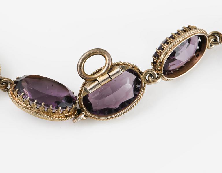 COLLIER, förgyllt silver samt fasettslipade ametister. Vikt 44,9 gram.