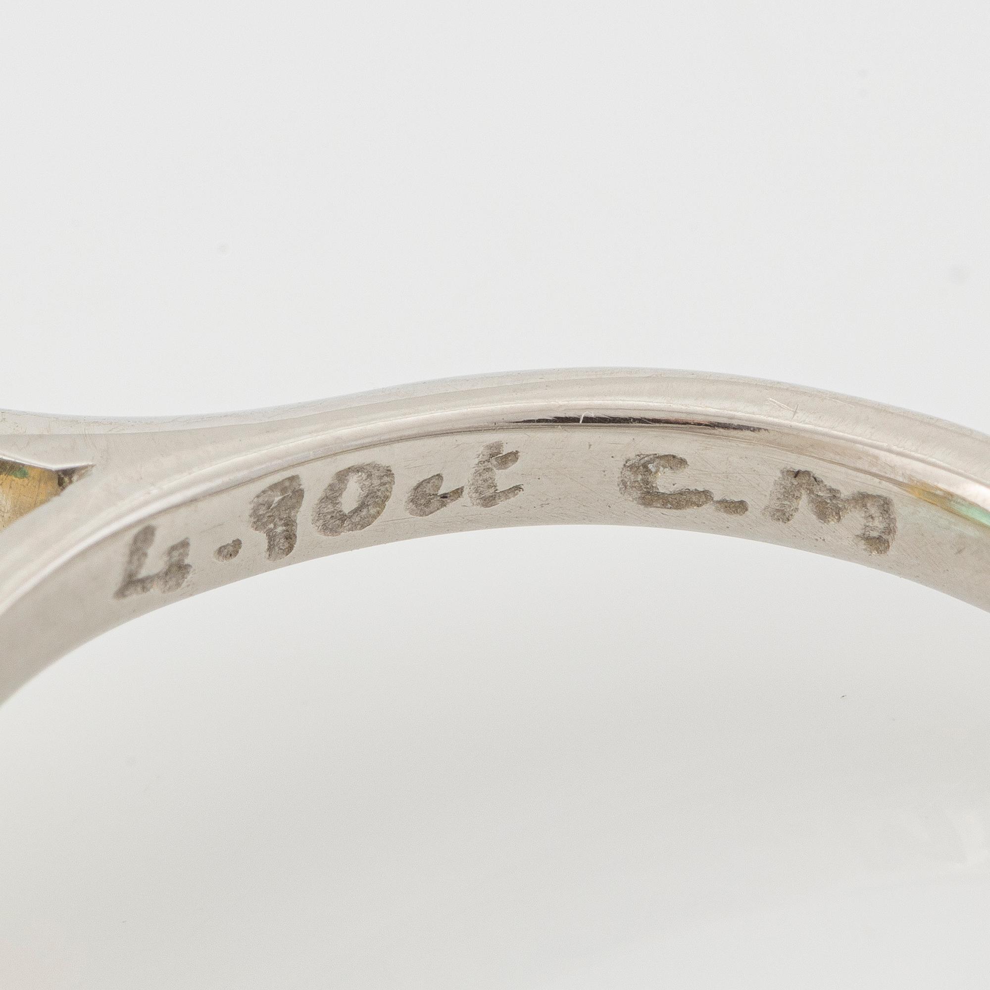 Ring 18K guld och vitguld med smaragdslipad smaragd och trapetsslipade diamanter.