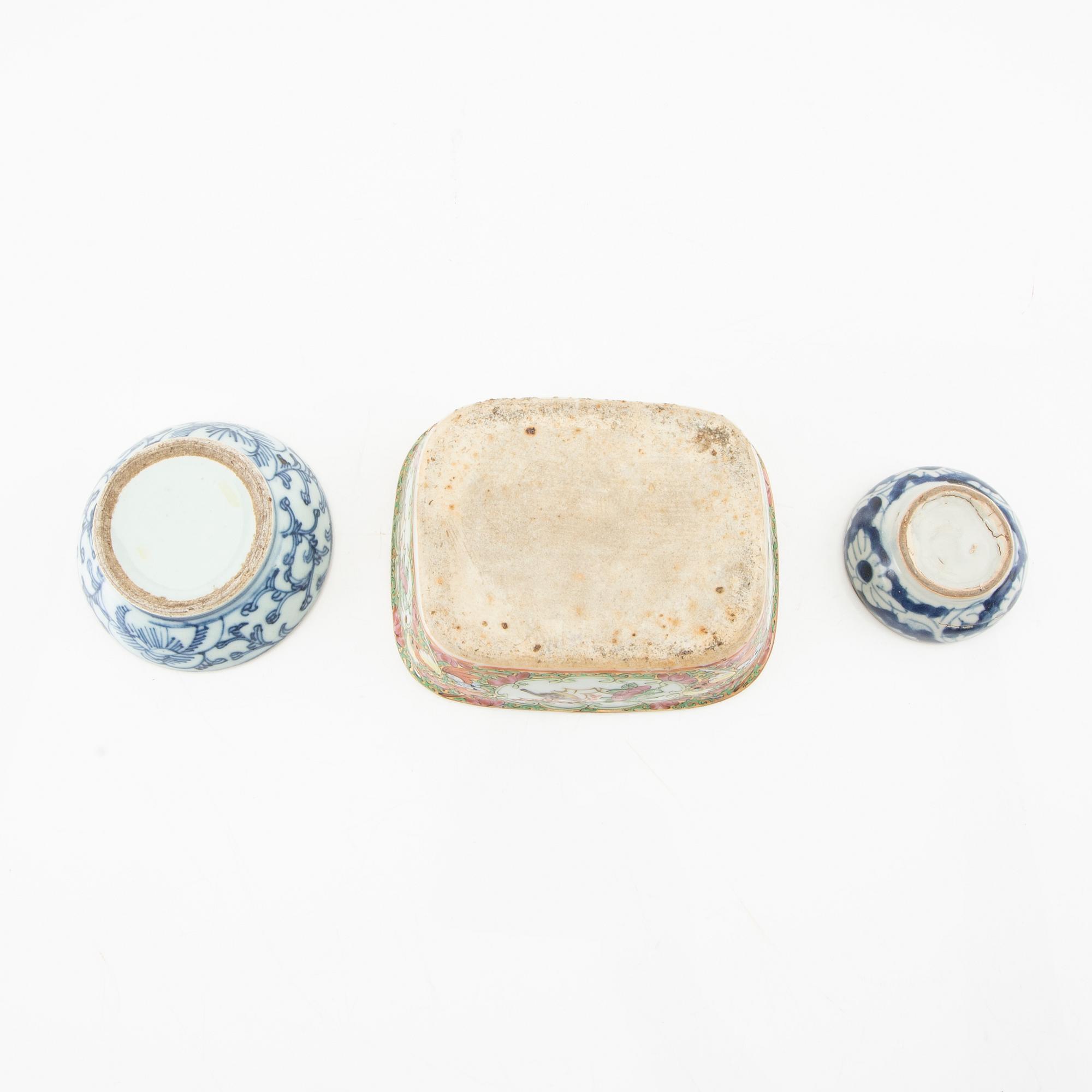 Askar, three pieces from the late Qing Dynasty, around 1900, porcelain.
