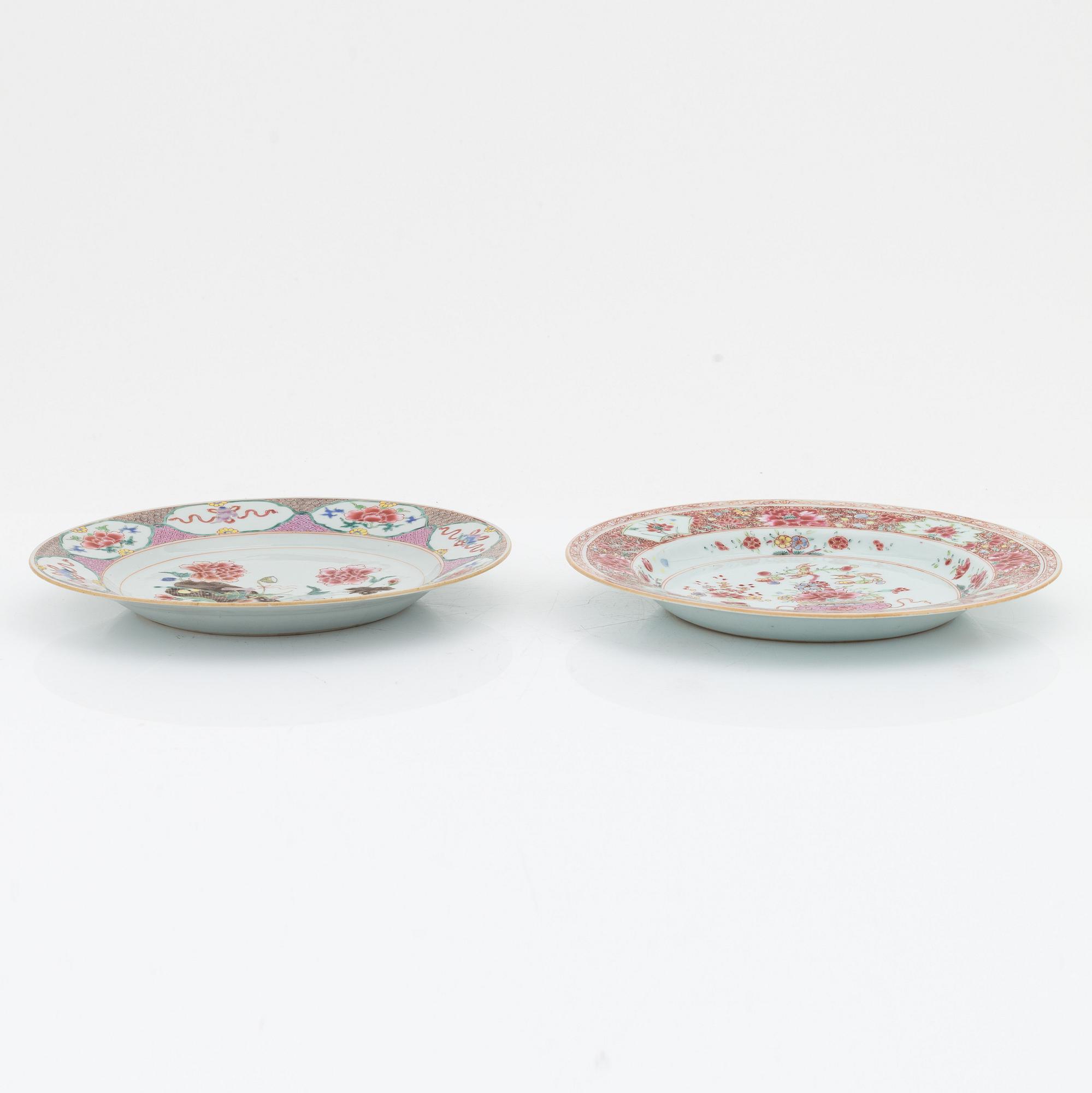 Tallrikar, två stycken olika, kompaniporslin. Qingdynastin, Qianlong (1736-95).