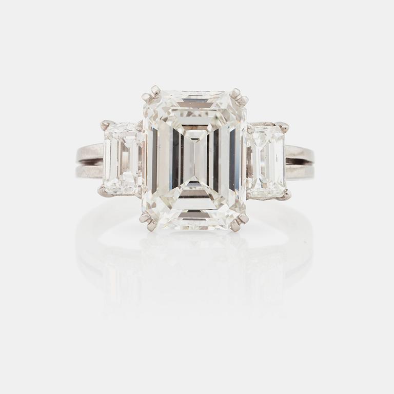 A 5.37 ct emerald cut diamond ring. Quality H/VVS2 according to certificate from GIA.