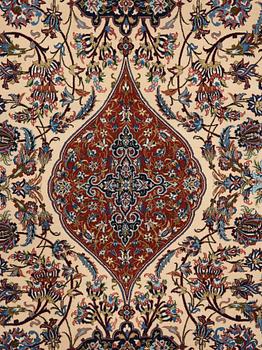 MATTA. Old Isfahan Nazeri nedjad. 240,5 x 157,5 cm (samt en kortsida med en cm slätväv,