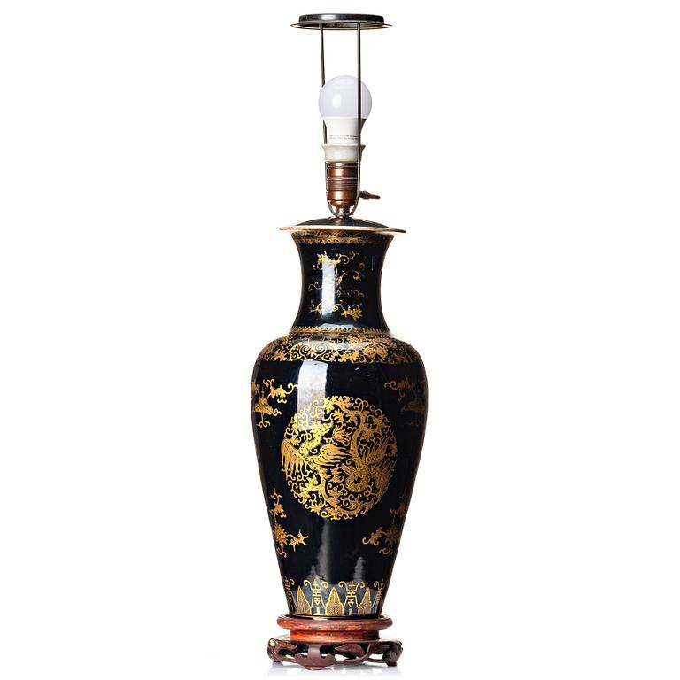 A mirror black vase, Qing dynasty, 19th century.