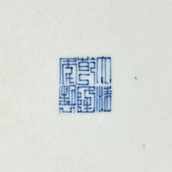 Fat, porslin. Qingdynastin, med Qianlongs märke och tid (1736-95).