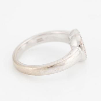 Chopard, ring, "Happy Diamonds" 18K white gold with brilliant-cut diamonds.