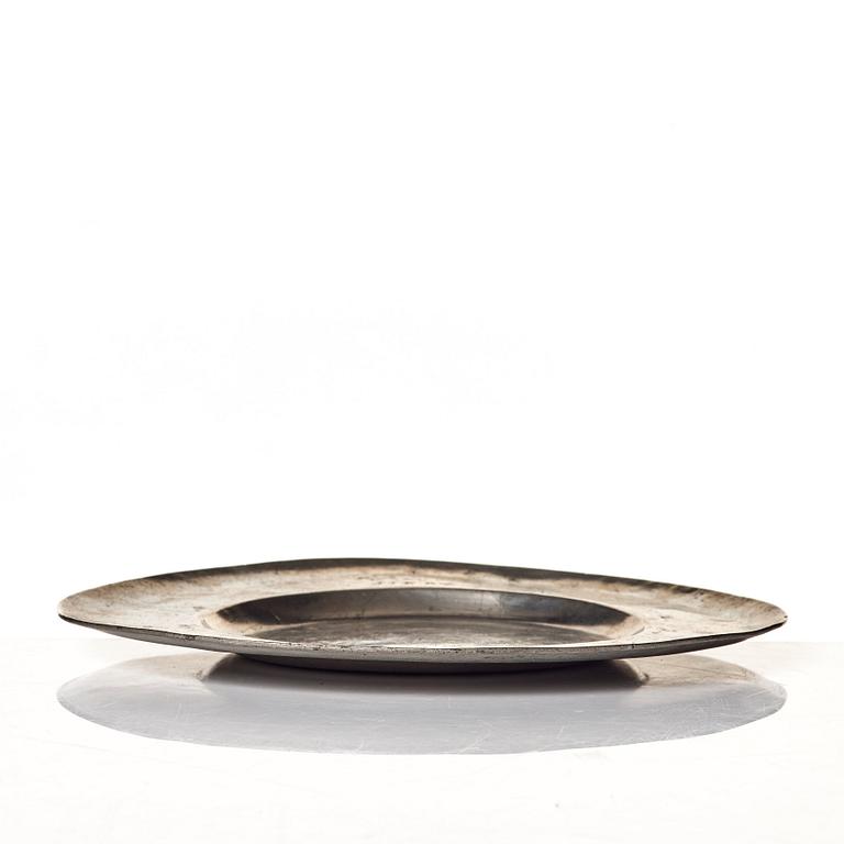 A H.E.R.S engraved pewter dish by Thomas Hicks 1680.