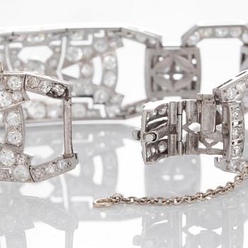 An Art Deco bracelet in platinum set with old- and eight-cut diamonds with a total weight of ca 17 cts.