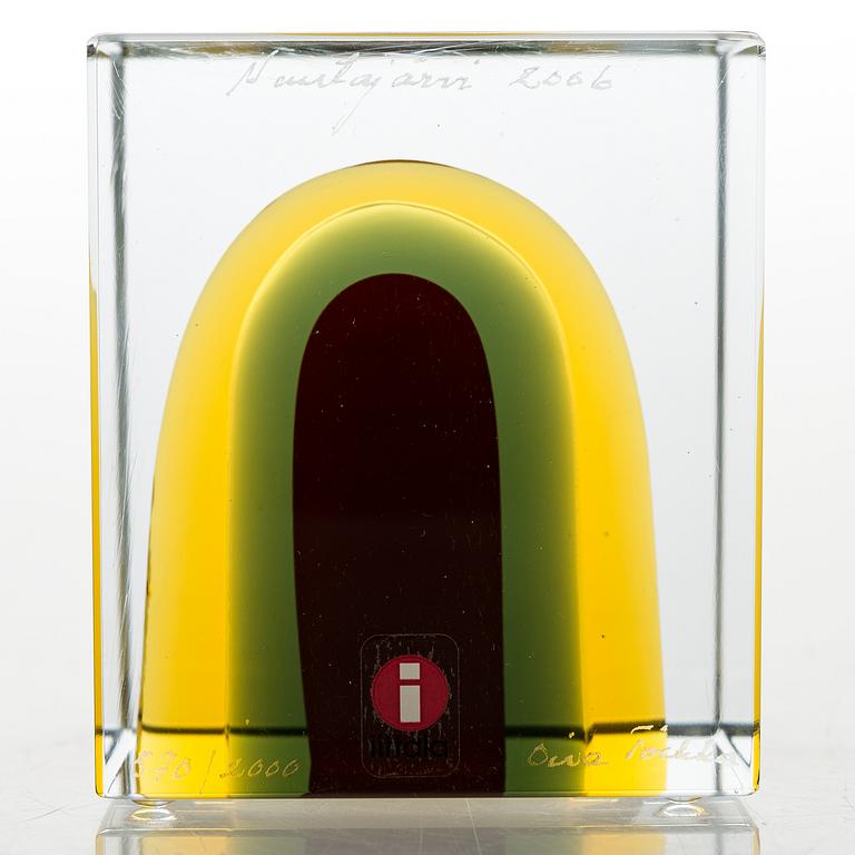 OIVA TOIKKA, AN ANNUAL CUBE, glass, signed Oiva Toikka Nuutajärvi 2006, numbered 570/2000.