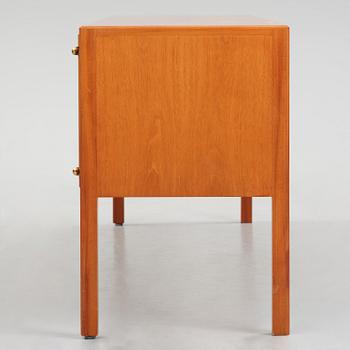 Josef Frank, sideboard, modell B 1015, Firma Svenskt Tenn, ca 2001.