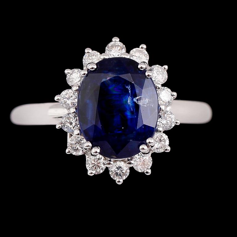 RING, 18 k vitguld, 14 briljantslipade diamanter tot ca 0.48 ct, kyanit ca 3.05 ct.