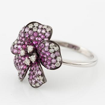 Ring i form av blomma, 18K vitguld med rosa safirer och briljantslipade diamanter.