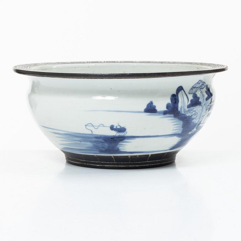 A blue and white censer/flower pot, late Qing dynasty/early 20th century.