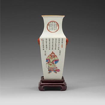 343. A famille rose vase, Qing dynasty, second half of 19th Century.