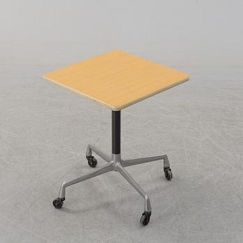 A second half fo the 20th century table by Charles & Ray Eames, from Herman Miller.
