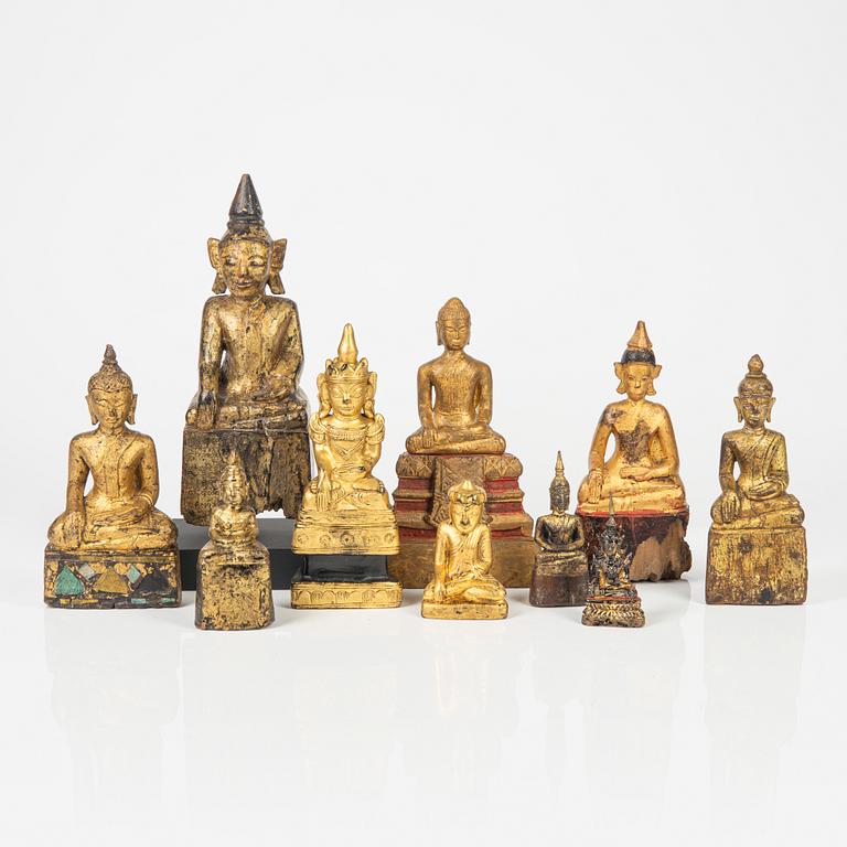 En samling buddhor i trä och metall. Burma och Thailand, 1900-tal. (totalt  10 stycken).