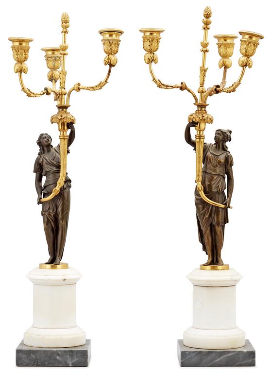 KANDELABRAR, för tre ljus, ett par. Frankrike, 1700-talets andra hälft. Louis XVI.