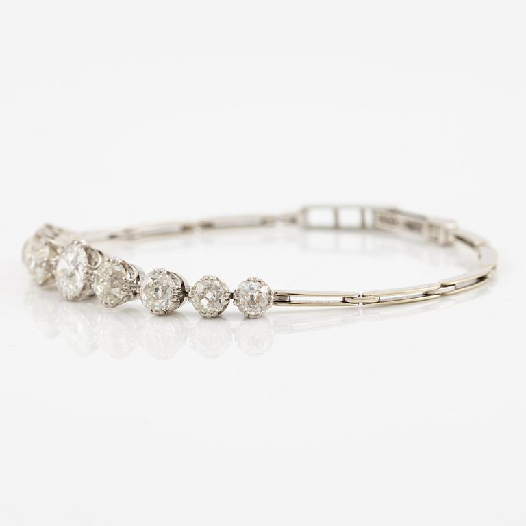 Armband, 18K vitguld och nio gammalslipade diamanter.