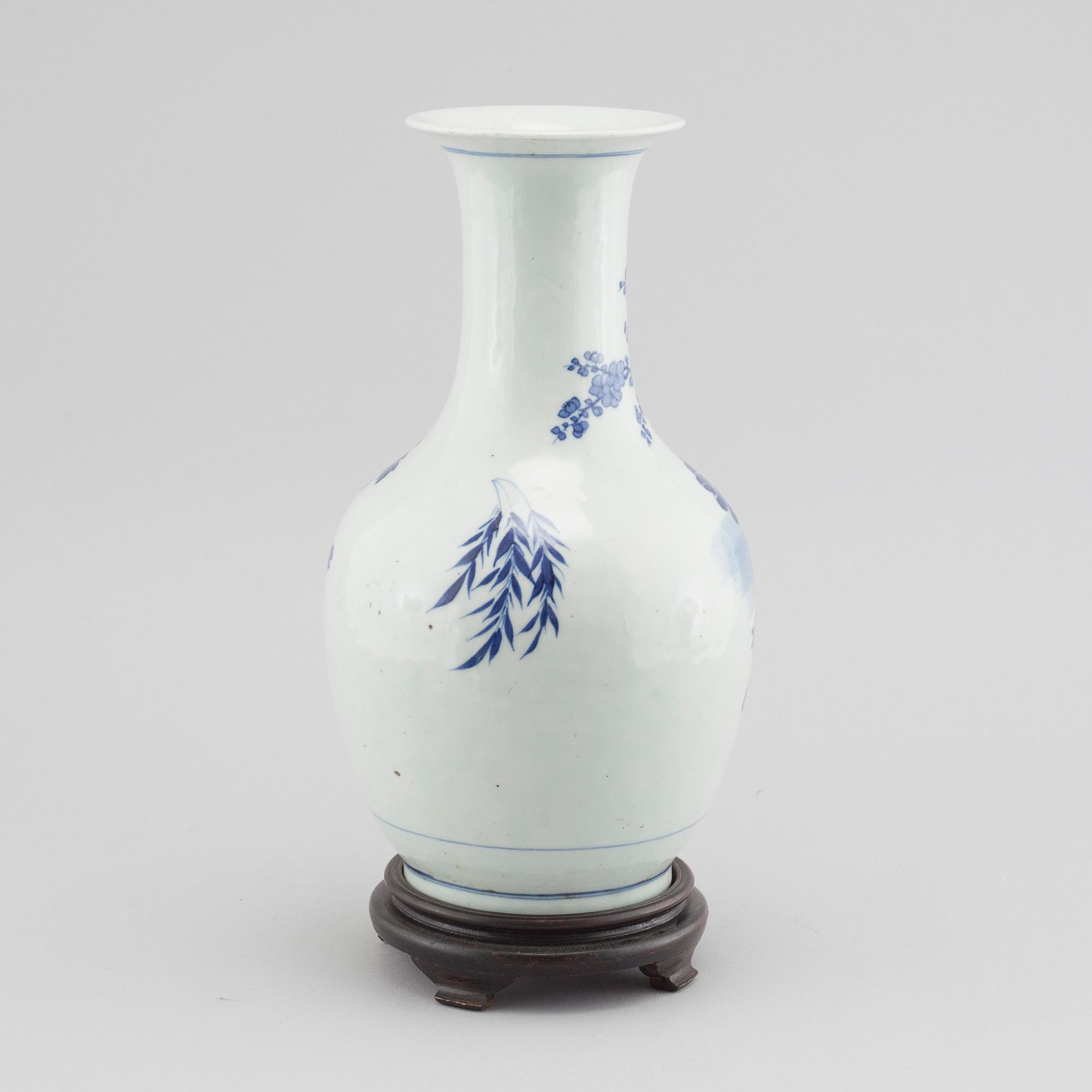A porcelain vase from China, around the year 1900.