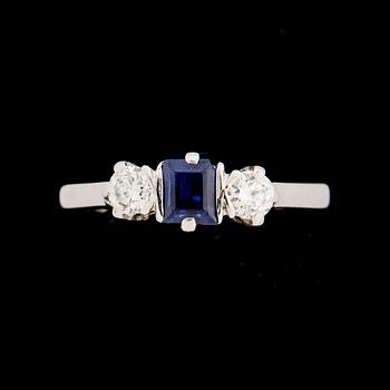 RING, 18 k vitguld med blå safir ca 0,30 ct samt briljantslipade diamanter ca 0,30 ct. Vikt ca 2 g.