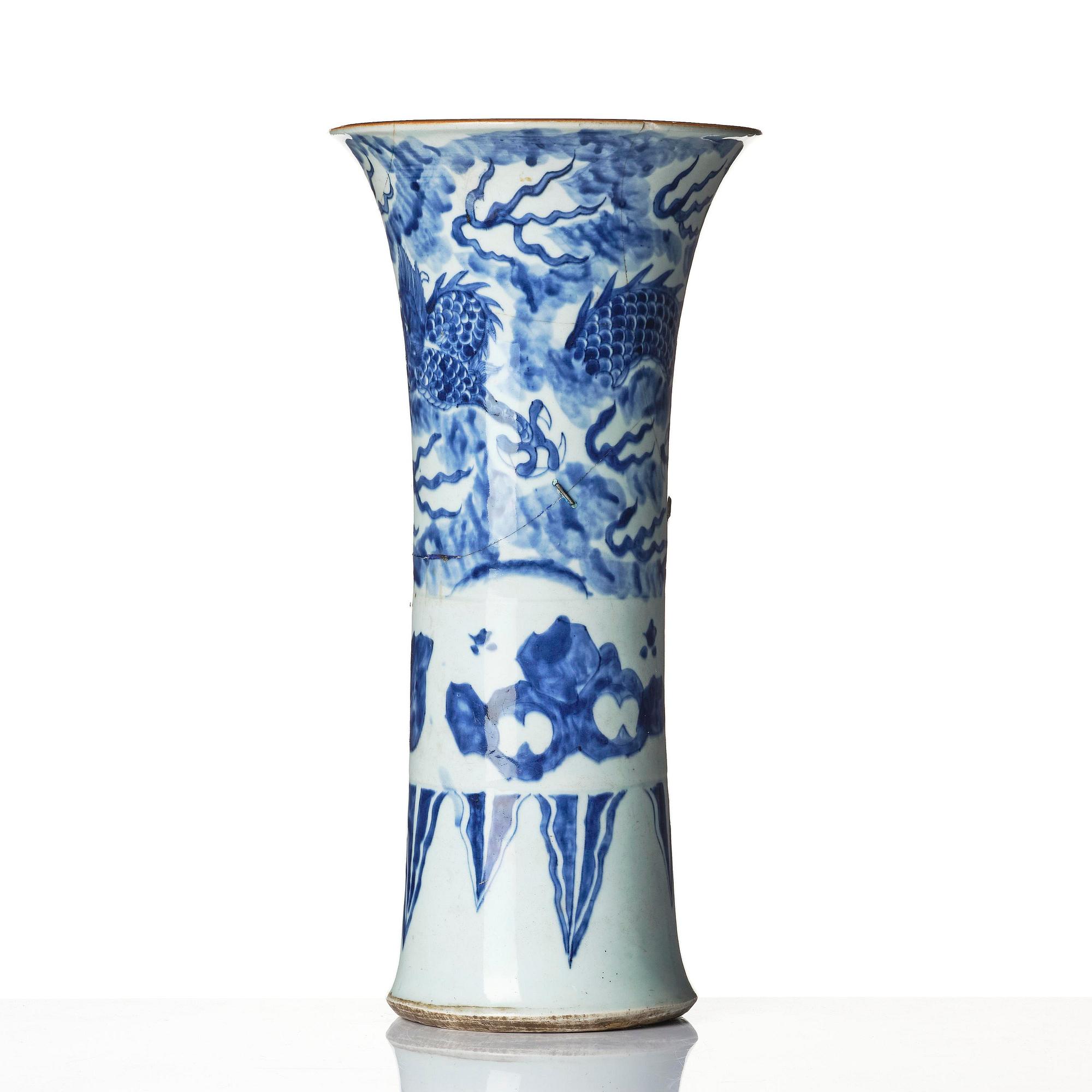 A blue and white 'four clawed dragon' vase, 17th century.