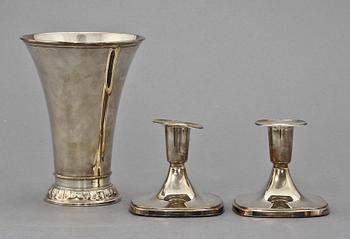 VAS samt ljusstakar, ett par, silver, 1900-tal. Vasens vikt 170 g.