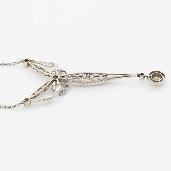 Platinum necklace with old-cut diamonds, circa 1900.