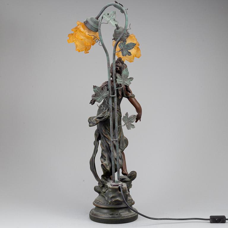 An Art Nouveau style table lamp.