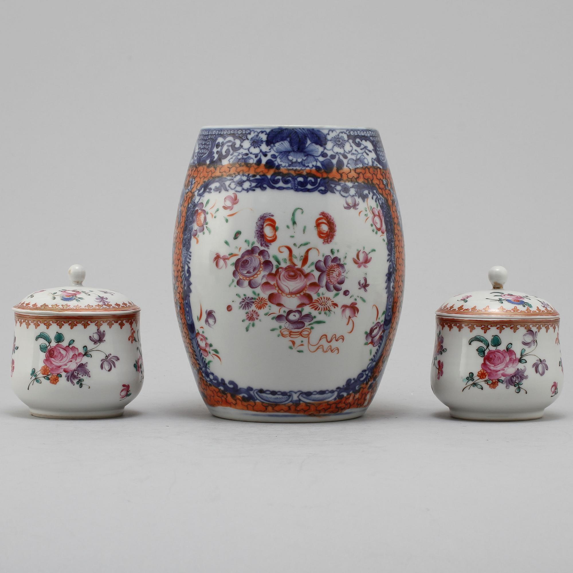 CREMEKOPPAR, ett par samt MUGG, porslin, Kina, 1700-tal.